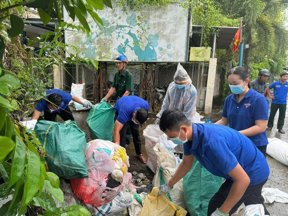 Thành phố Cần Thơ đã tích cực thực hiện các hoạt động thu gom, xử lý rác thải, xây dựng các tuyến đường, khu dân cư xanh, sạch, đẹp. Ảnh: Lê Hùng.