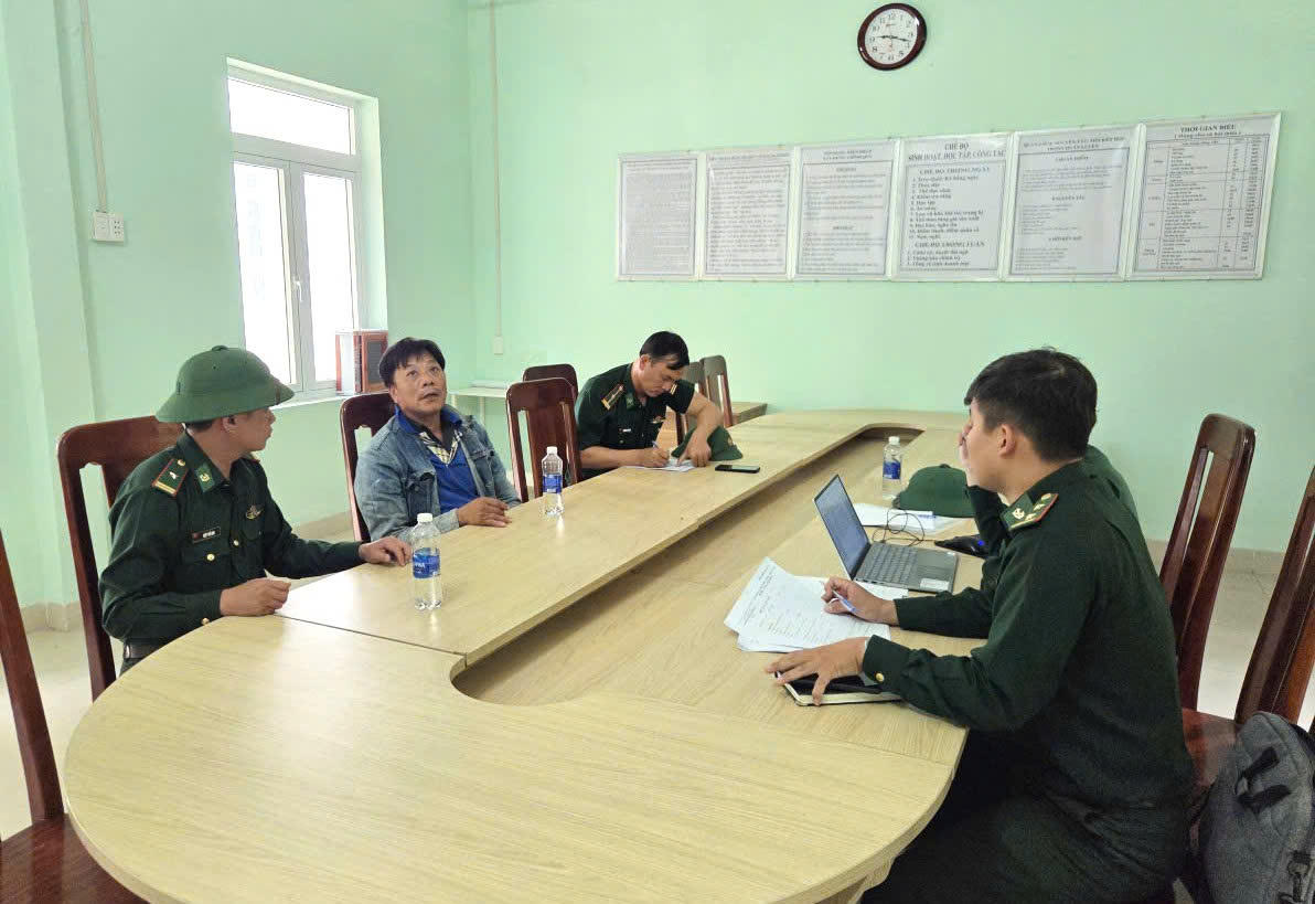 Đồn Biên phòng Vĩnh Hải tiếp nhận thông tin người mất tích. Ảnh: Văn Tân.