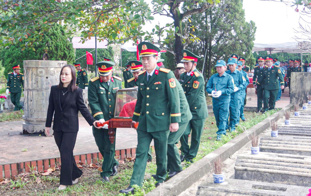 Thượng tá Trần Hùng Khanh, Phó Chỉ huy trưởng Bộ CHQS tỉnh Quảng Trị cùng đoàn đại biểu đưa hài cốt liệt sĩ ra nơi an táng. Ảnh: XD