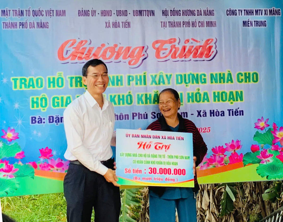 Ông Nguyễn Hữu Lợi, Bí thư Đảng ủy xã Hòa Tiến trao hỗ trợ của địa phương cho gia đình. Ảnh: Nguyễn Tú.