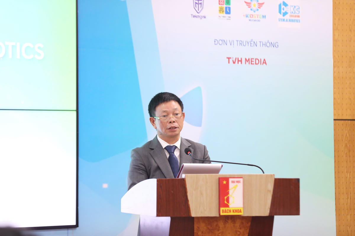 Nhà báo Phùng Công Sưởng – Tổng Biên tập Báo Tiền Phong, Trưởng Ban tổ chức cuộc thi phát biểu tại buổi họp báo.