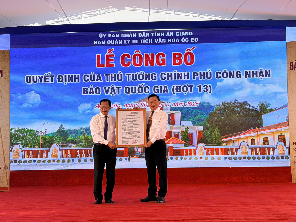 Ban Quản lý Di tích Văn hóa Óc Eo nhận Quyết định của Thủ tướng Chính phủ công nhận là Đầu tượng Phật Linh Sơn Bắc và Mộ vò Gò Cây Trâm là hai bảo vật Quốc gia. (ảnh HC)