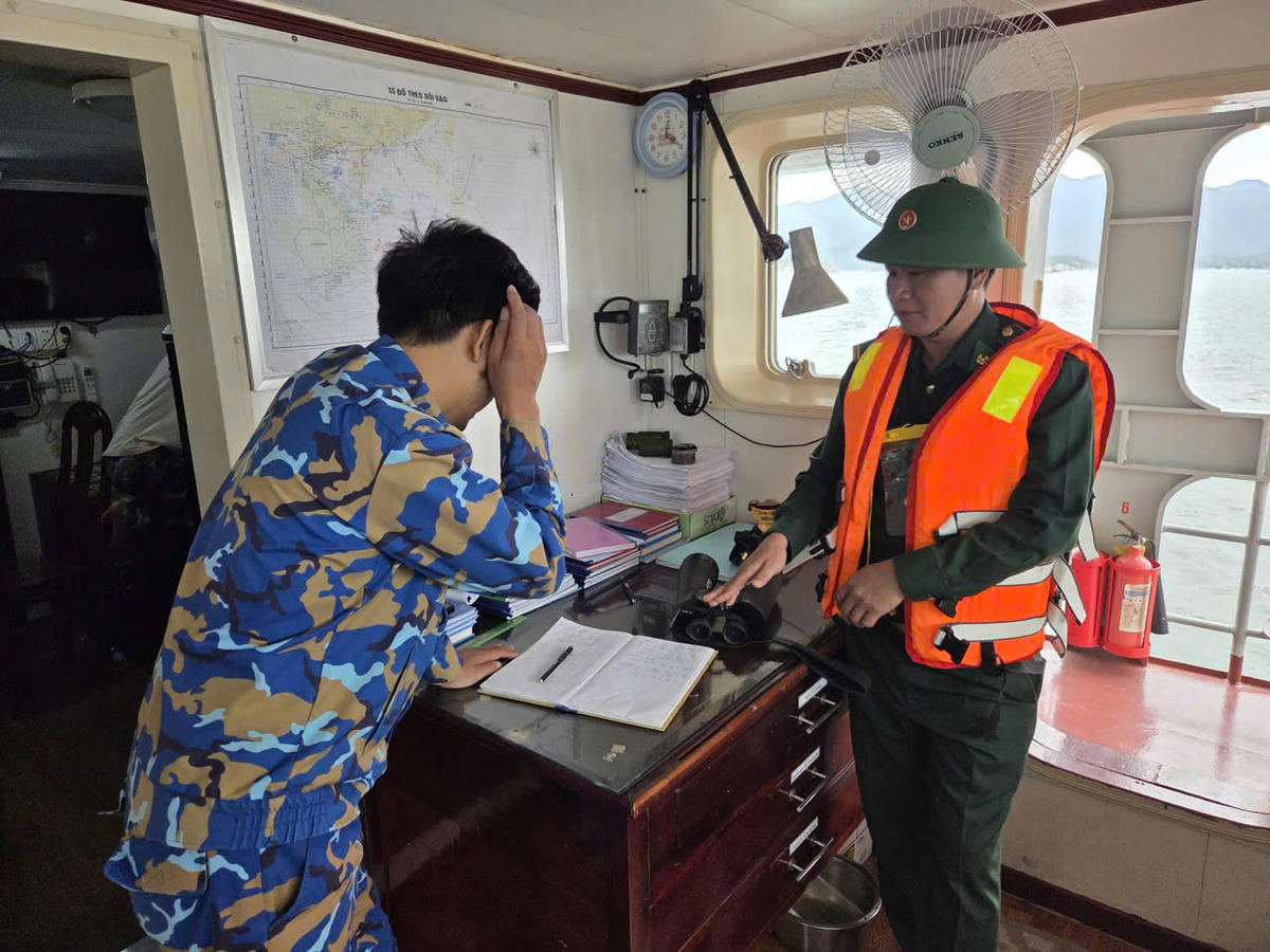 Ngay sau khi tiếp nhận thông tin, Đồn Biên phòng Vĩnh Hải đã điều động ca nô cao tốc cùng 6 cán bộ, chiến sĩ tiếp cận hiện trường. Ảnh: Văn Tân.