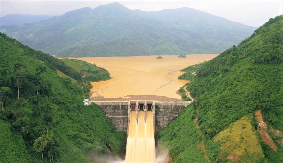 Một thủy điện trên địa bàn TP Đà Nẵng đang điều tiết nước. Ảnh: CV.