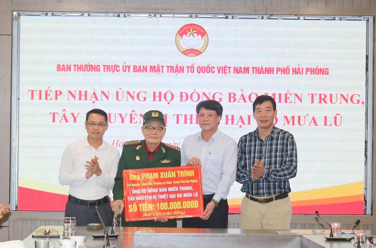 Cựu chiến binh Phạm Xuân Trình trao tặng 100 triệu đồng – số tiền ông dành dụm trong nhiều năm để sẻ chia với đồng bào vùng thiên tai. Ảnh: PT. 