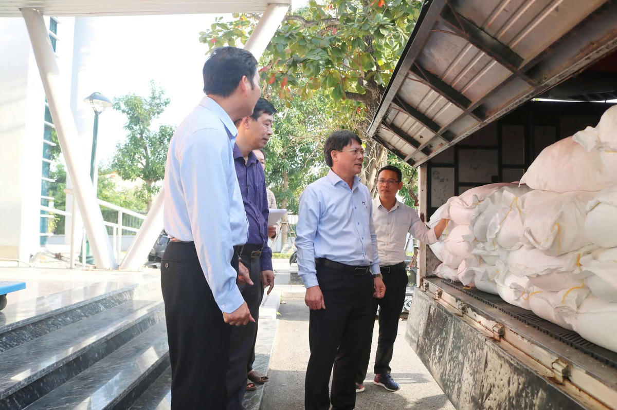 Ông Bùi Xuân Bắc, Phó Chủ tịch Uỷ ban MTTQ Việt Nam TP Hải Phòng kiểm tra hàng hoá trước khi vận chuyển. Ảnh: PT. 