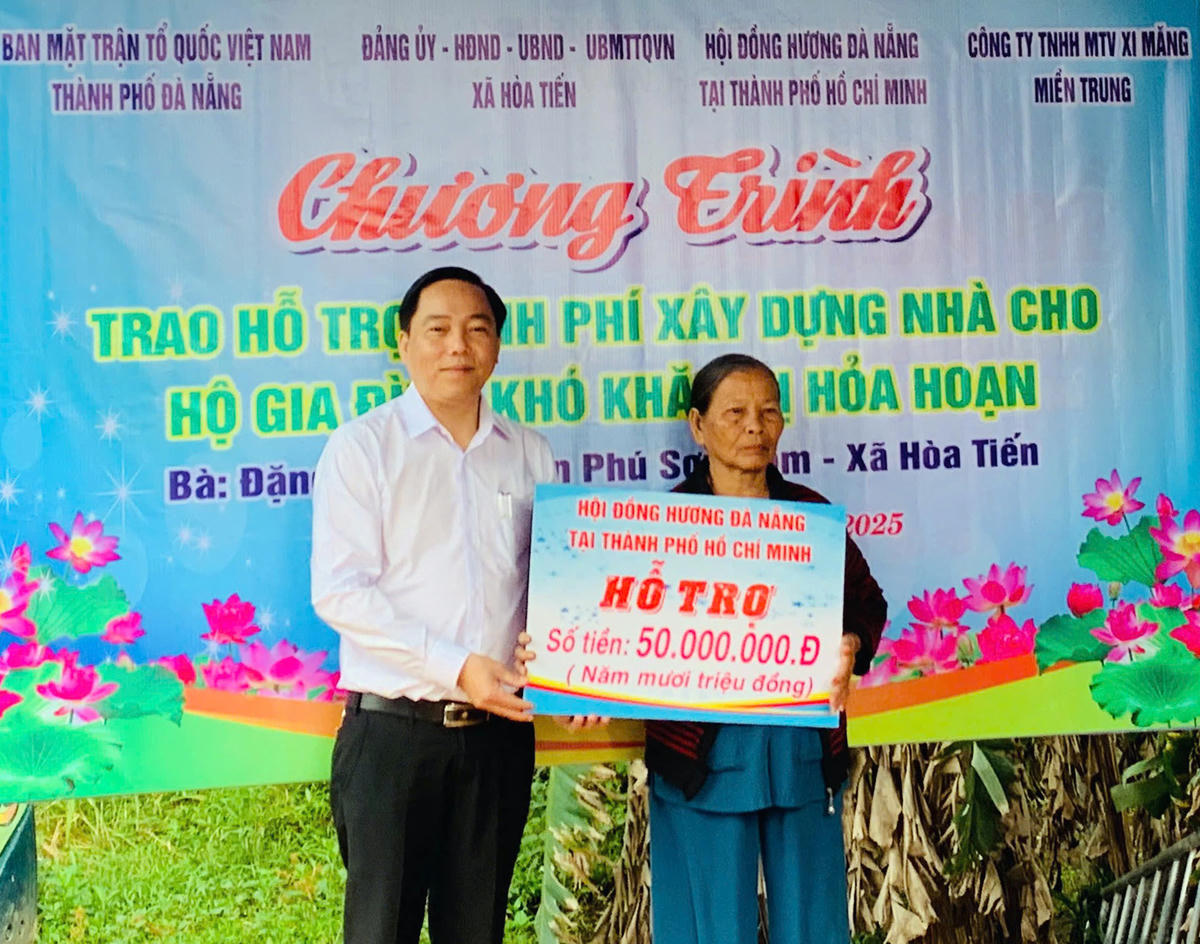 Hội đồng hương Đà Nẵng tại TP Hồ Chí Minh hỗ trợ 50 triệu đồng. Ảnh: Nguyễn Tú.