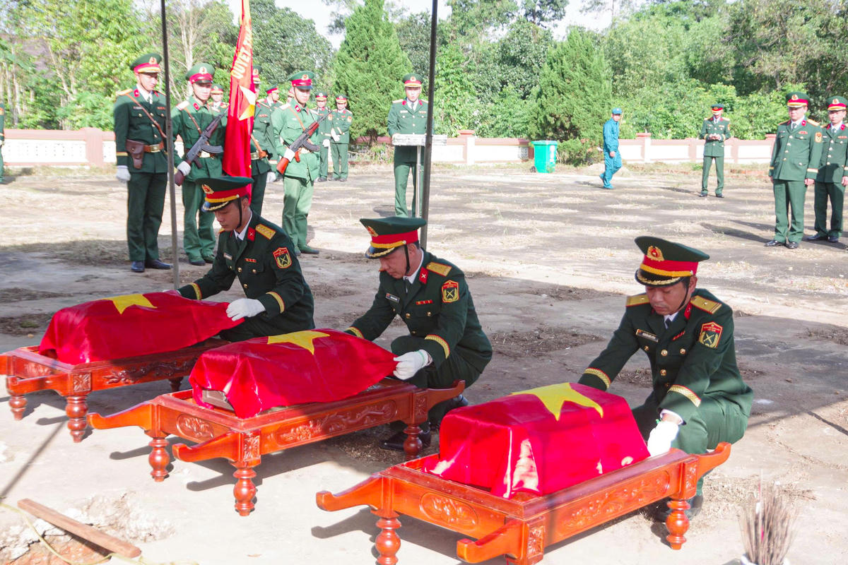 Các đại biểu tổ chức an táng các hài cốt liệt sĩ. Ảnh: XD&nbsp;