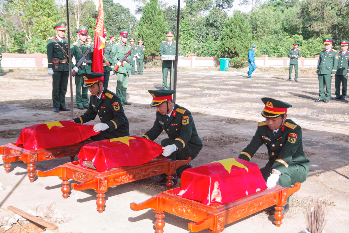 An táng 3 hài cốt liệt sĩ được quy tập từ rừng núi Quảng Trị