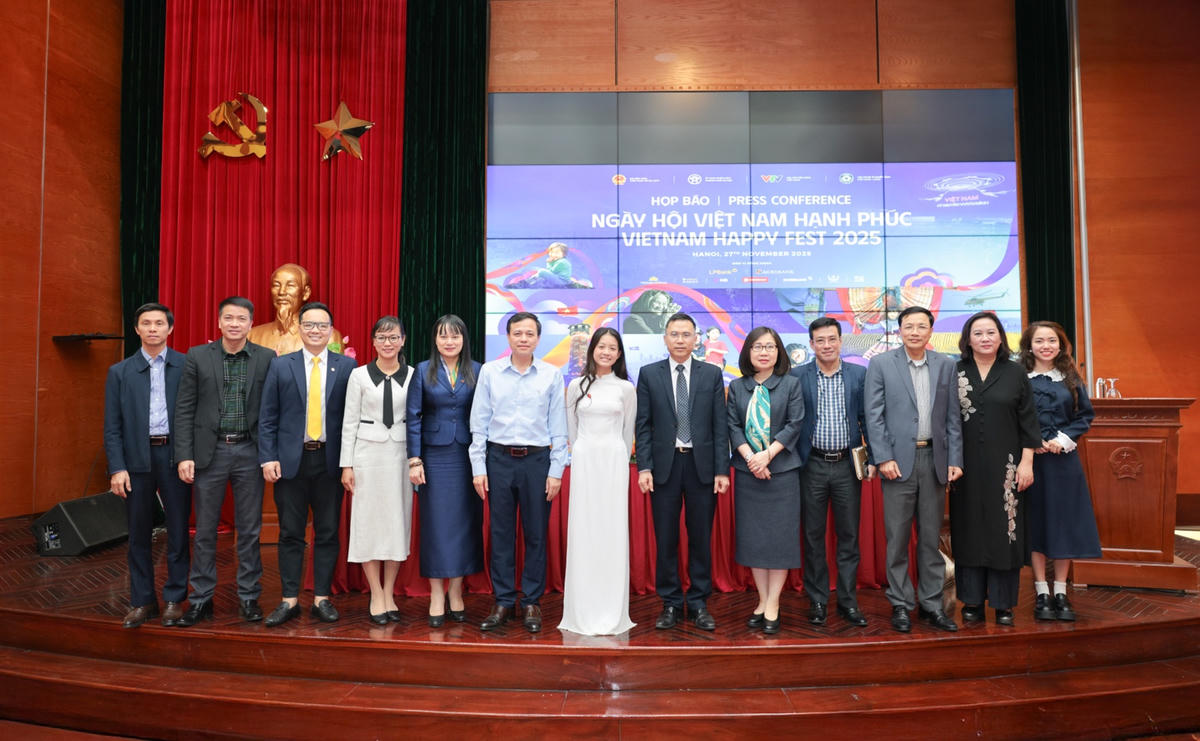 Đại diện LPBank ông Phạm Quang Việt (thứ 3 từ trái sang), Giám đốc Marketing và Truyền thông, tham dự họp báo công bố sự kiện Ngày hội Việt Nam hạnh phúc 2025