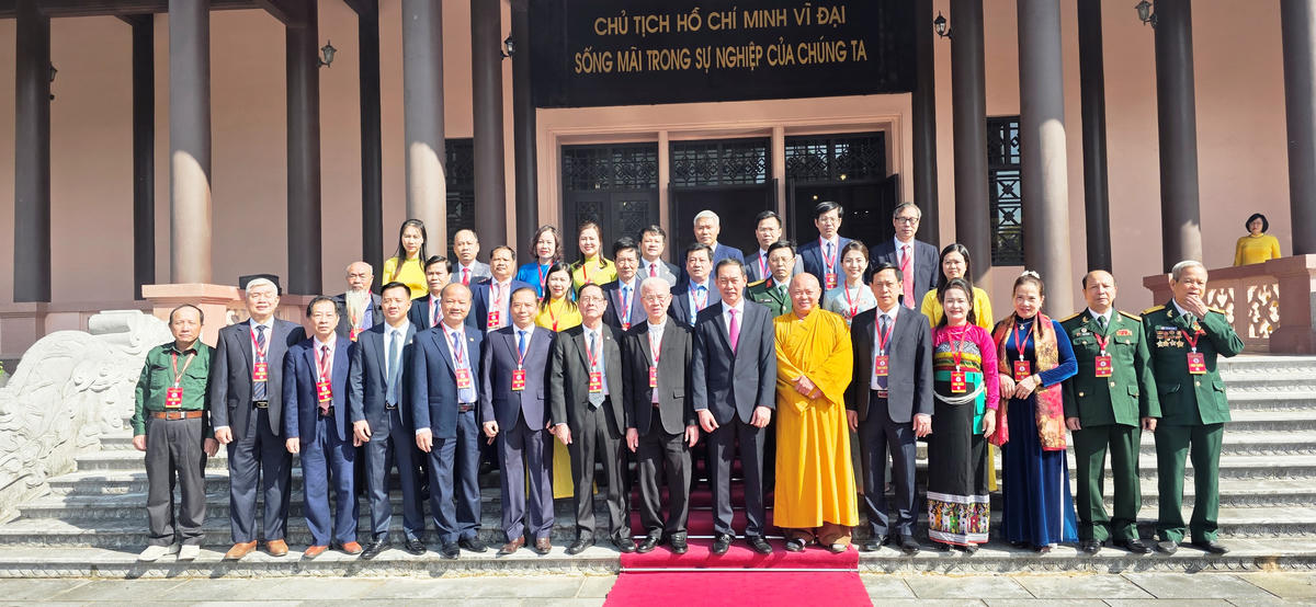 Các đại biểu tham dự Đại hội Ủy ban MTTQ tỉnh Thanh Hóa lần thứ 16 cùng chụp ảnh lưu niệm tại khu tưởng niệm Chủ tịch Hồ Chí Minh. Ảnh: Nguyễn Chung.