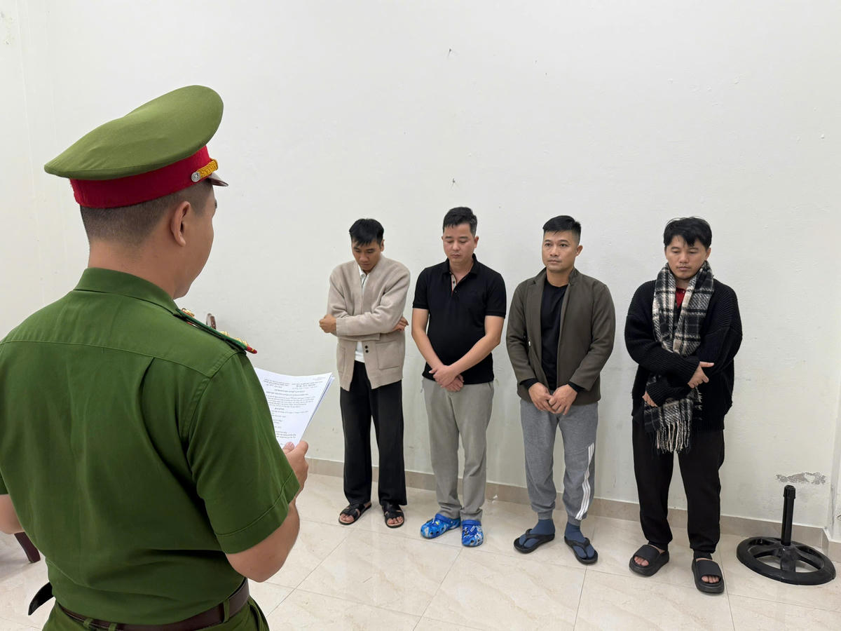 Lực lượng Công an Đà Nẵng đọc quyết dịnh bắt tạm giam 4 đối tượng. Ảnh: CV.