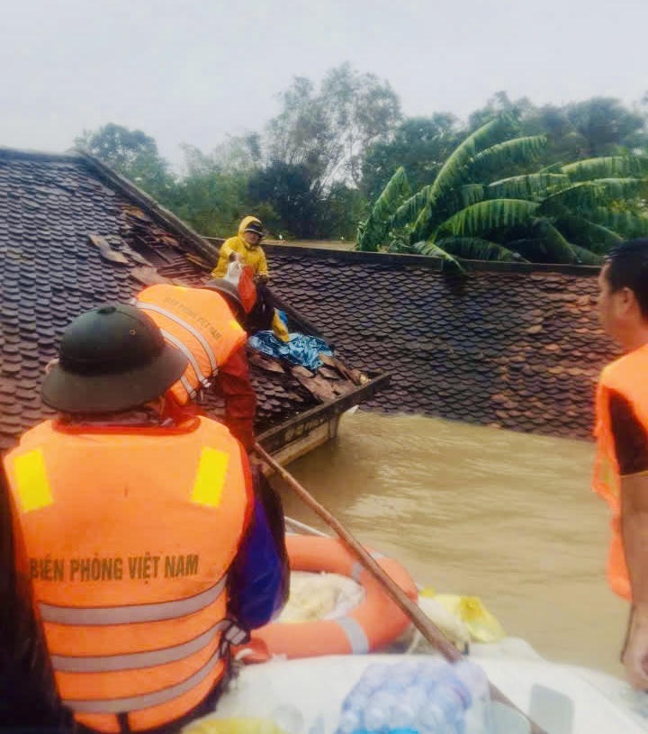 Hình ảnh những người lính biên phòng kiên cường, sẵn sàng gạt bỏ tất cả nỗi niềm riêng để lao vào tâm lũ cứu dân. Ảnh: BP.