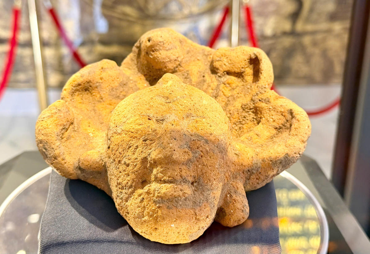 Hiện vật Đầu tượng Phật Linh Sơn Bắc. (ảnh: HC).