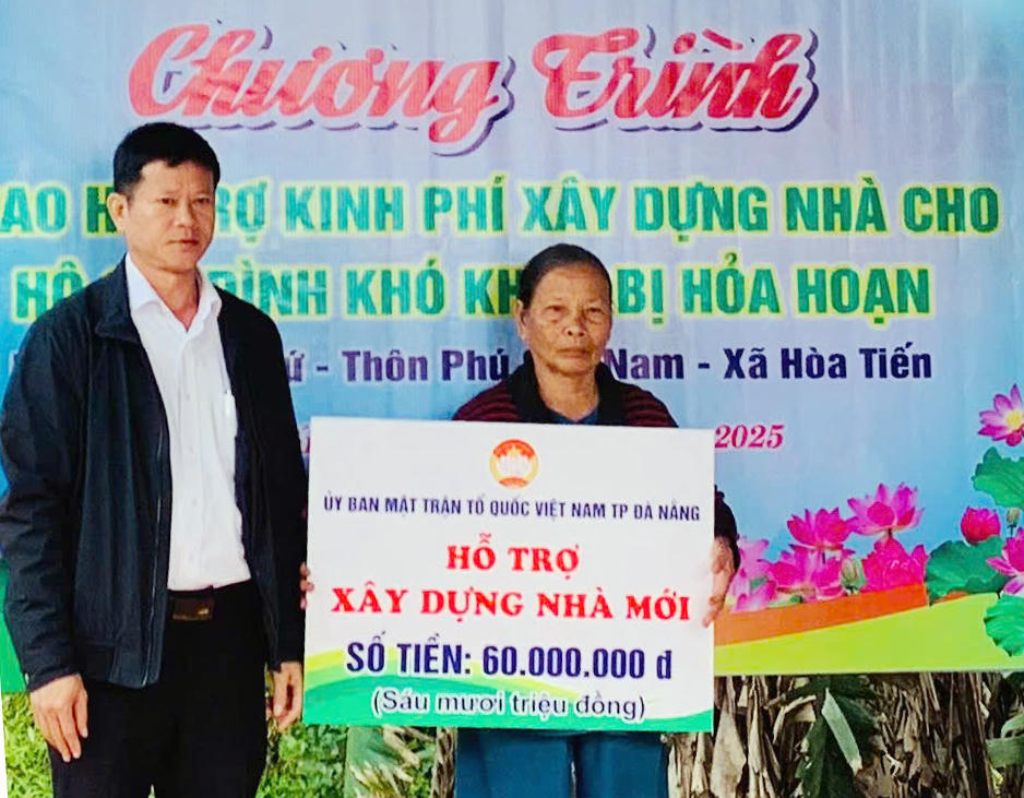 Ủy ban Mặt trận Tổ quốc Việt Nam TP Đà Nẵng hỗ trợ 60 triệu đồng. Ảnh: Nguyễn Tú.