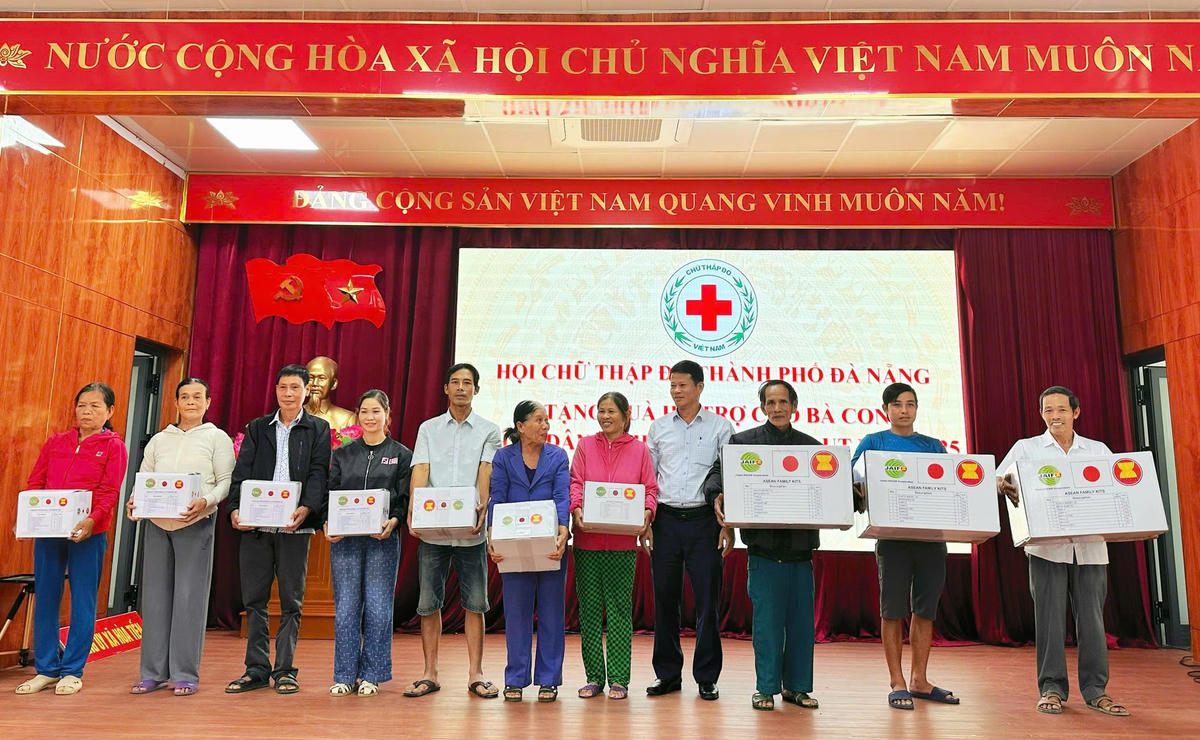 Trao các bộ dụng cụ thiết yếu cho người dân xã Hòa Tiến. Ảnh: Nguyễn Tú.