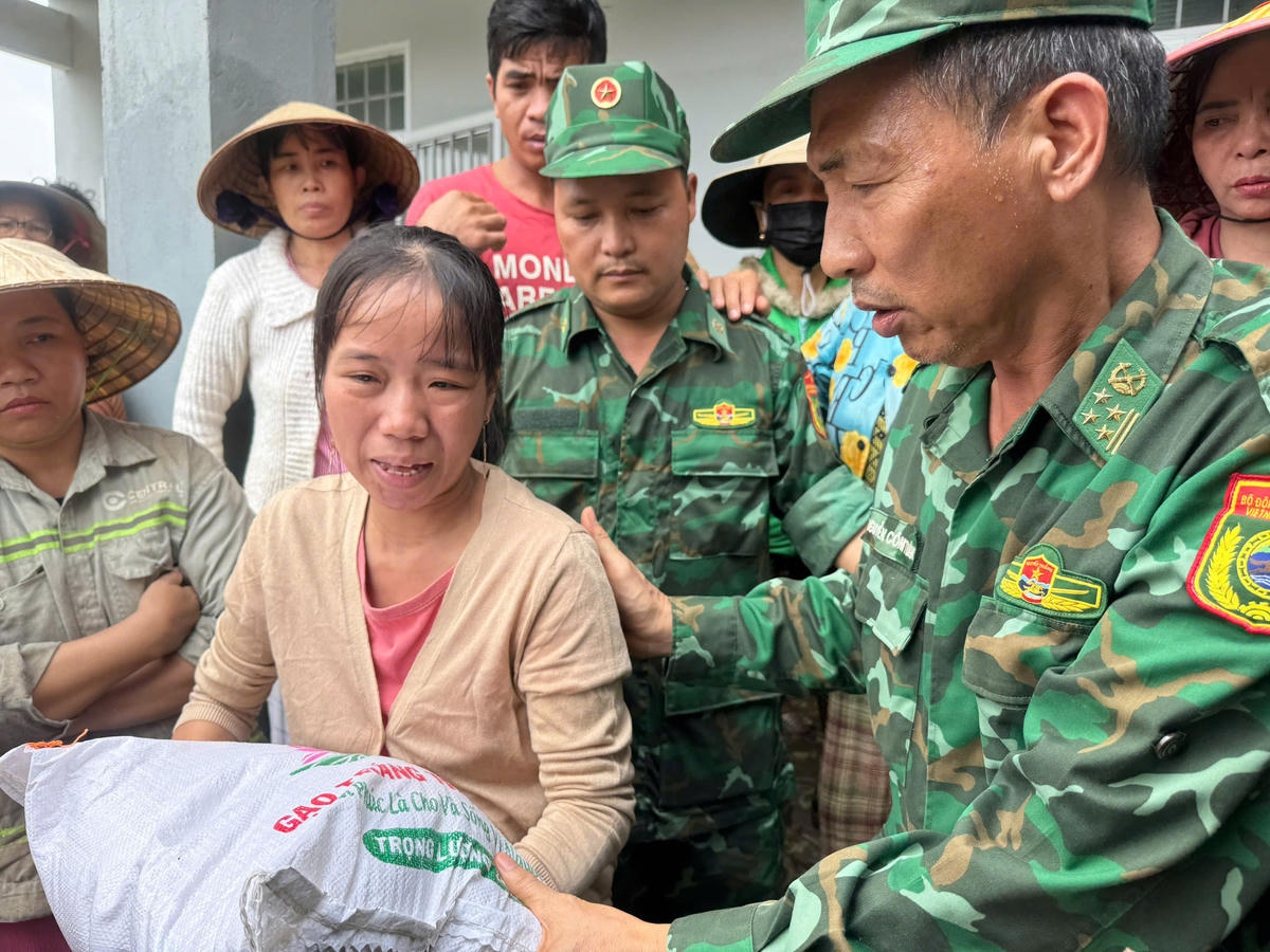 Đại tá Nguyễn Công Tuấn, Phó Chỉ huy trưởng - Tham mưu trưởng Ban chỉ huy BĐBP tỉnh Đắk Lắk chia sẻ khó khăn với bà con vùng lũ. Ảnh: BP.