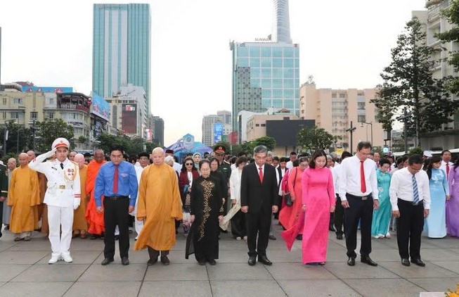 Đoàn đại biểu dự đại hội tưởng nhớ Chủ tịch Hồ Chí Minh. Ảnh: Tr.A.