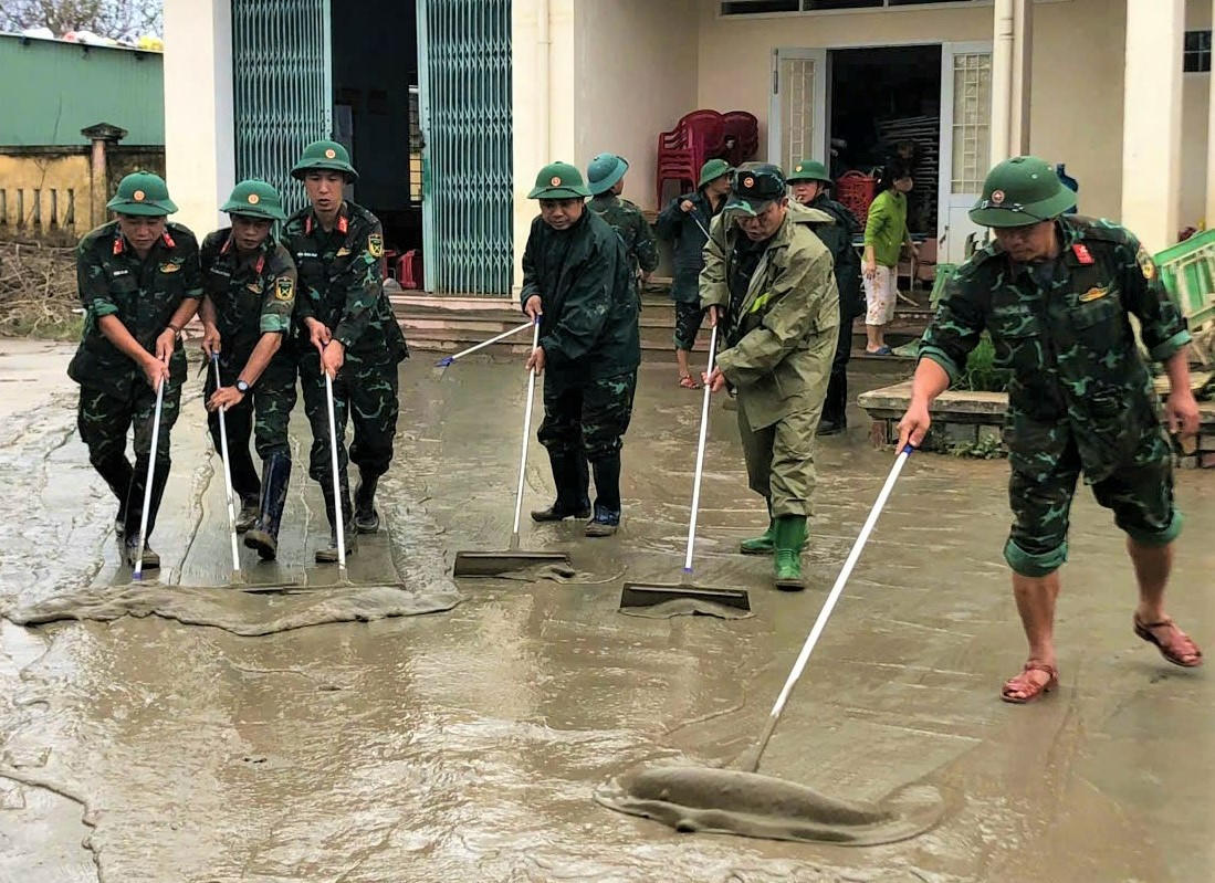 Lực lượng quân đội dọn dẹp lại vệ sinh môi trường giúp học sinh trở lại lớp học. Ảnh: CV.