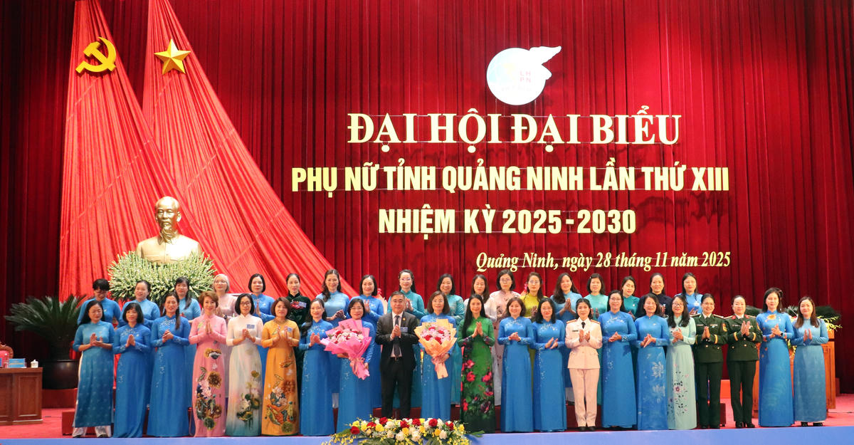 Lãnh đạo Trung ương Hội LHPN Việt Nam và Ủy ban MTTQ Việt Nam tỉnh Quảng Ninh tặng hoa chúc mừng Ban Chấp hành Hội LHPN tỉnh Quảng Ninh khóa XIII. Ảnh: Ngọc Anh.