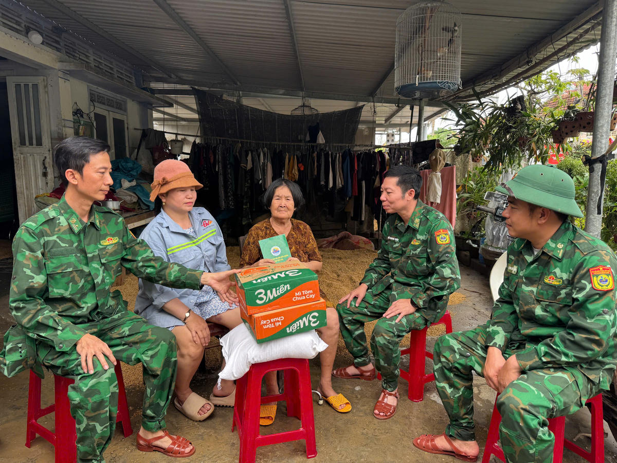 Đại tá Đỗ Quang Thấm chia sẻ, những mất mát của bà con cũng chính là nỗi đau của chúng tôi. Ảnh: Thanh Nga.