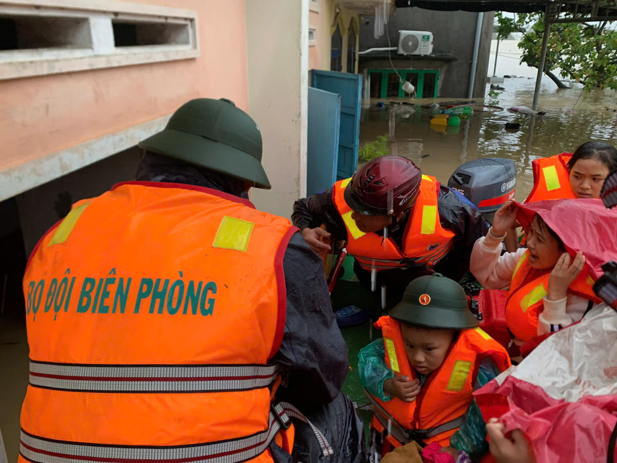 Bộ đội Biên phòng không ngại hiểm nguy, cũng không kịp nghĩ đến chính gia đình mình để cứu dân. Ảnh:Bp.