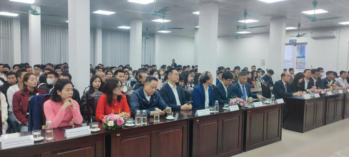 Các đại biểu tham dự khai mạc hội chợ việc làm dành cho lao động trở về từ Hàn Quốc - Nhật Bản và trao giải cuộc thi lao động EPS về nước lập nghiệp 2025. Ảnh: L.H