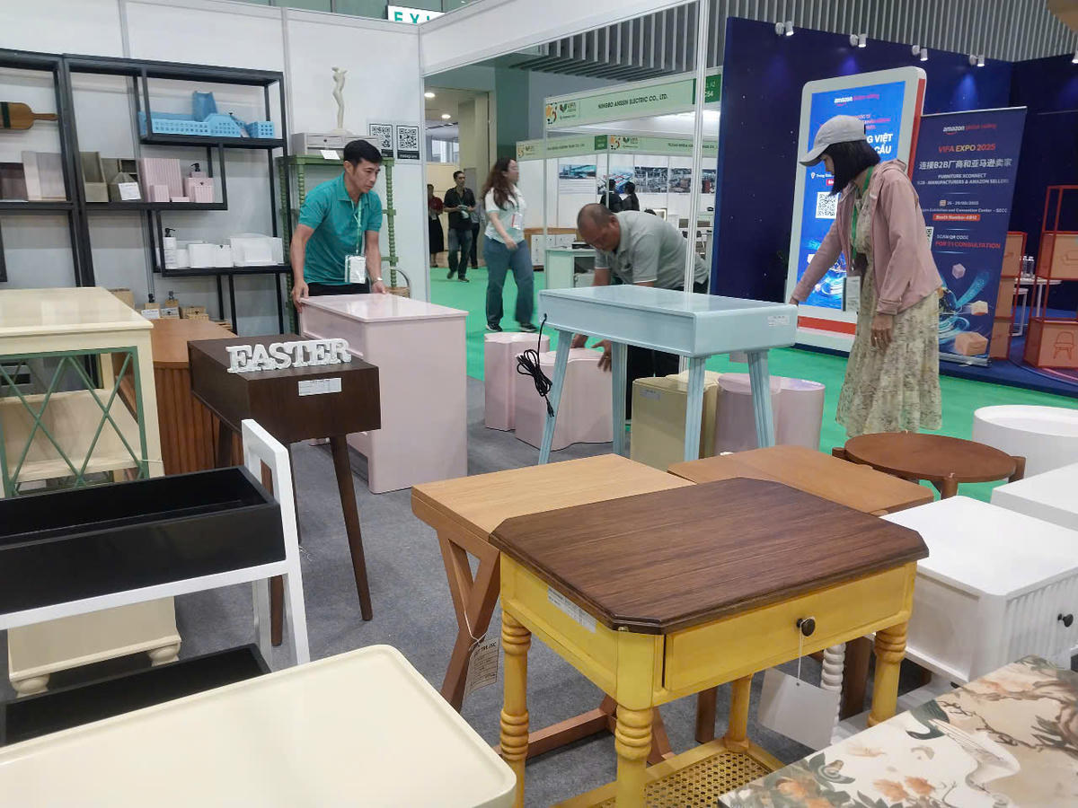 Doanh nghiệp xuất khẩu đồ gỗ và thủ công mỹ nghệ nỗ lực tìm kiếm thị trường mới. Ảnh: S.X