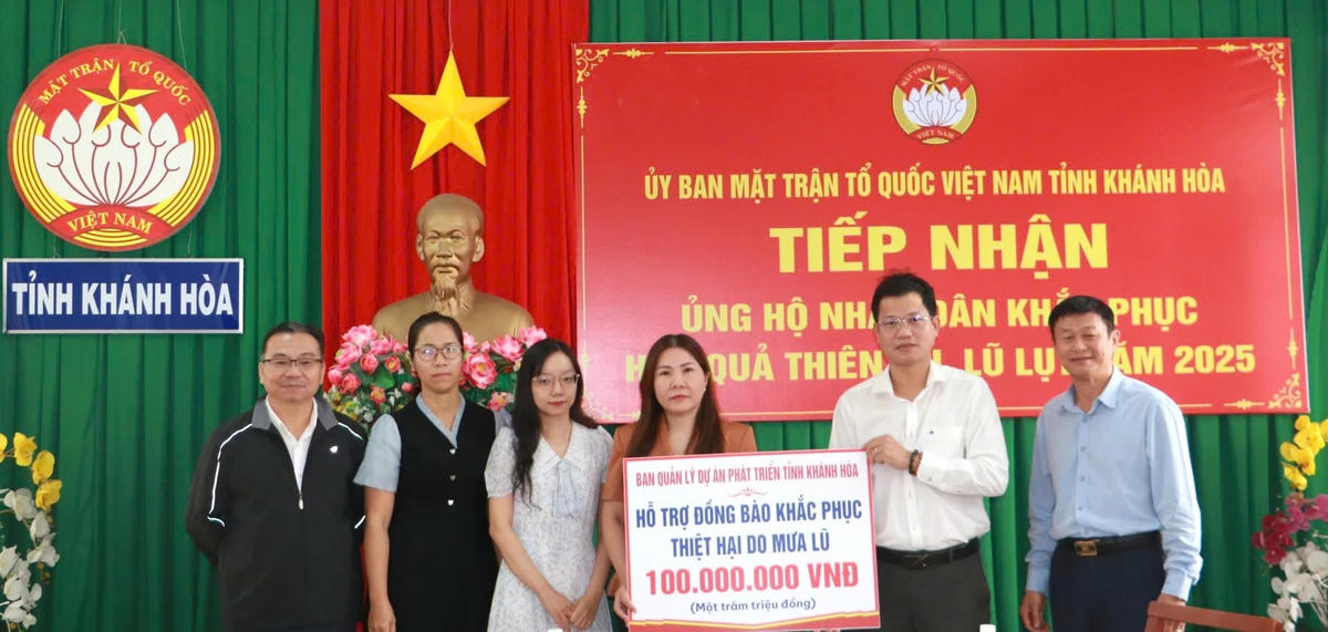 Đại diện Ban Quản lý Dự án phát triển tỉnh Khánh Hòa trao tiền ủng hộ khắc phục thiệt hại do mưa lũ cho Uỷ ban MTTQ Việt Nam tỉnh Khánh Hòa. (ảnh X.H). 
