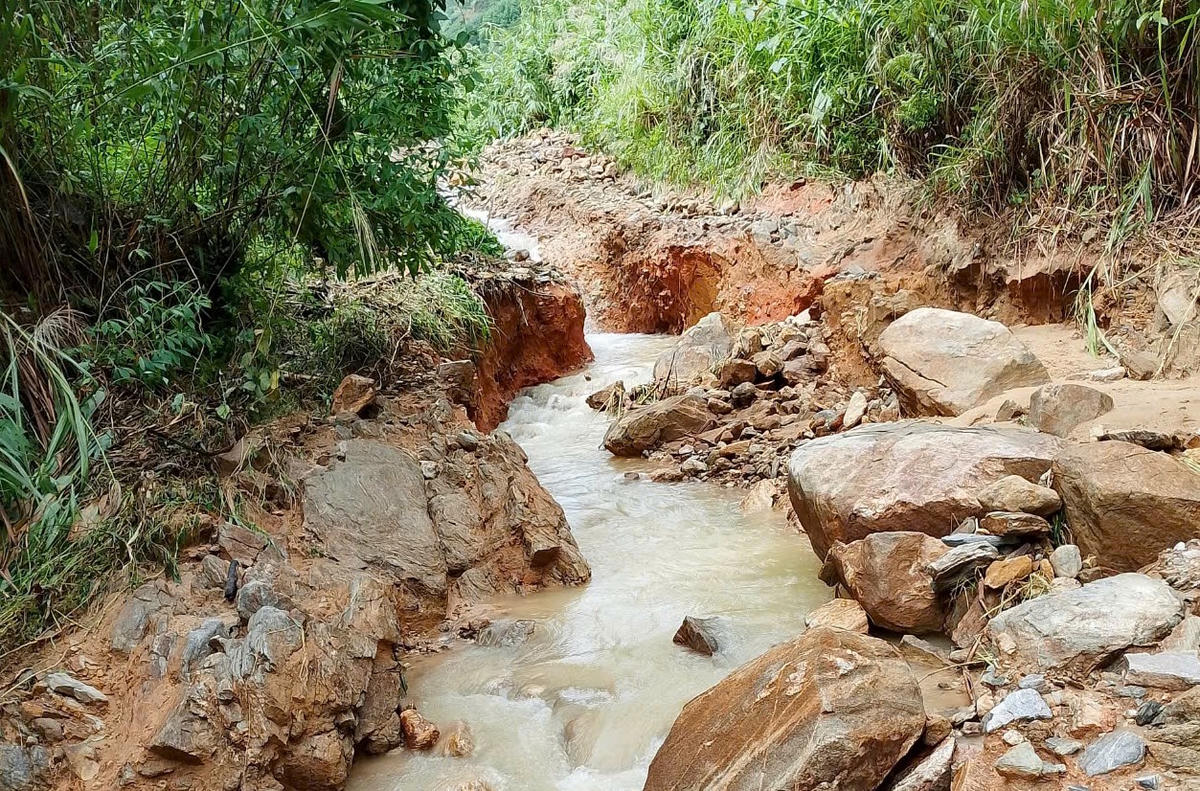 Một số tuyến đường miền núi Quảng Ngãi bị sạt lở đất đá nghiêm trọng. Ảnh: CV.