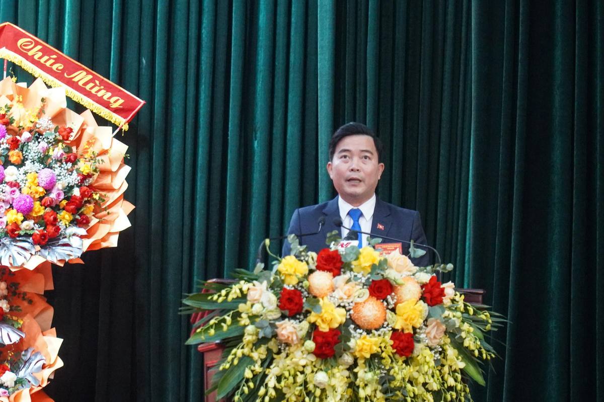 Ông Đinh Trường Sơn - Phó Chủ tịch Ủy ban MTTQ tỉnh Ninh Bình trình bày báo cáo kết quả hiệp thương. Ảnh: Đình Minh