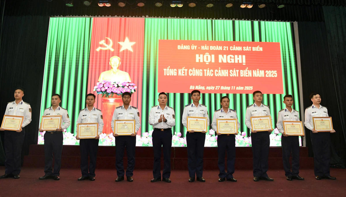  Hải đoàn 21 trao thưởng cho các tập thể đạt danh hiệu “Đơn vị Tiên tiến”. Ảnh: CV.