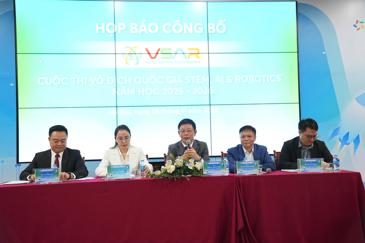 Các đại biểu chủ trì buổi họp báo.