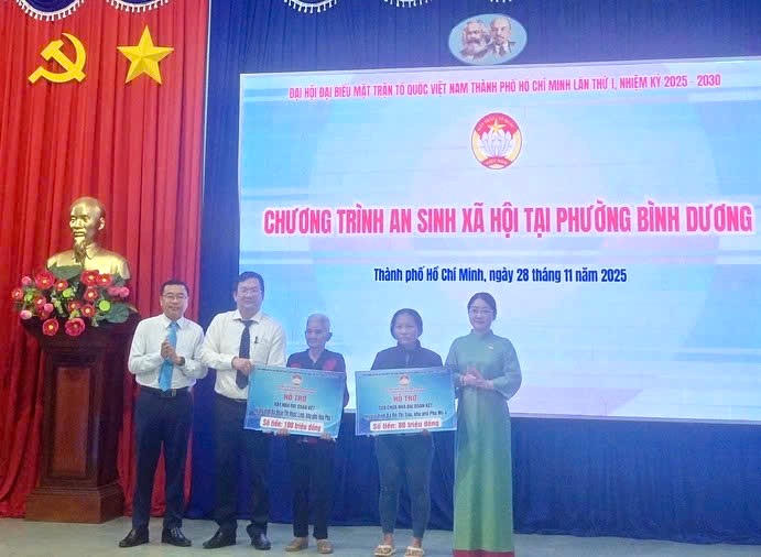 Trao tặng kinh phí sửa chữa và xây mới nhà Đại đoàn kết cho các hộ gia đình khó khăn. Ảnh: TT.