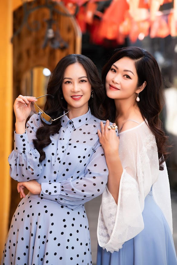 Á hậu Hà Nội 1996 Băng Giang và người mẫu Hải Yến trong trang phục của NTK Nguyễn Tiến Lợi (ảnh: Thiên Hùng)