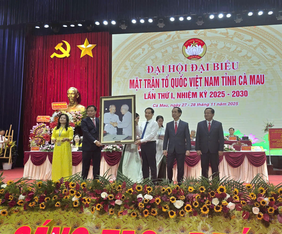 Phó Bí thư Đảng uỷ Mặt trận Tổ quốc, các đoàn thể Trung ương Nguyễn Thái Học tặng hoa và bức tranh "Bác Hồ và Bác Tôn" tặng Đại hội. Ảnh: Nguyên Du