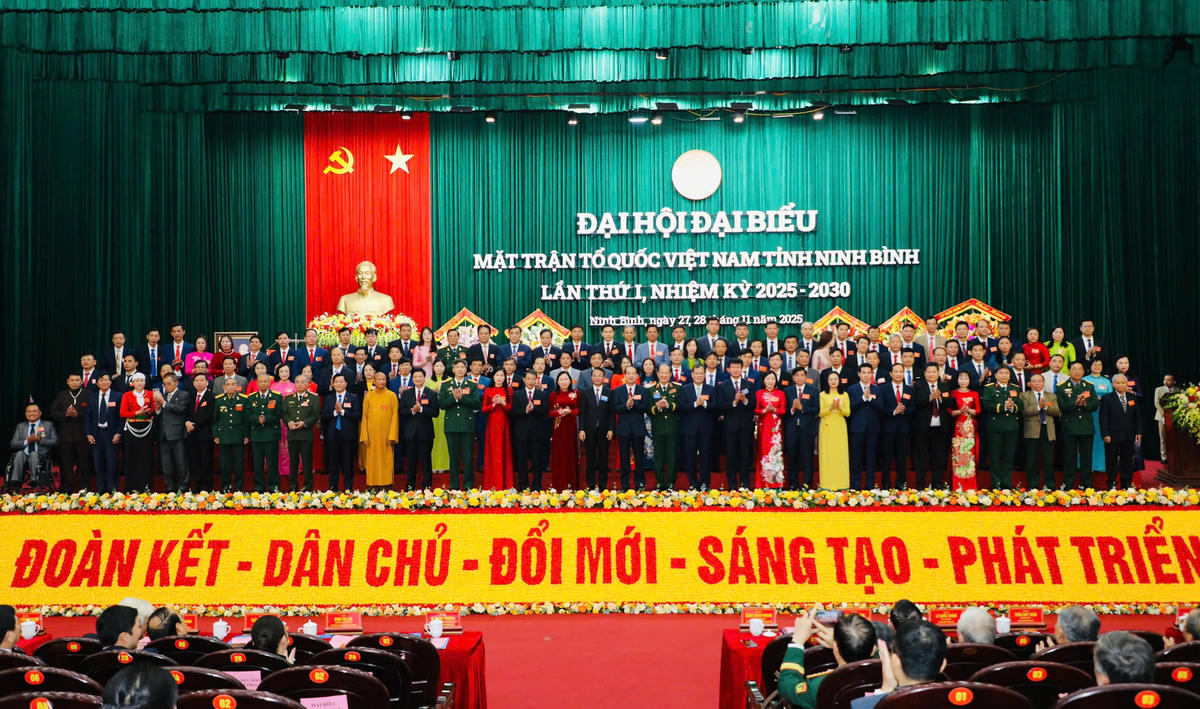 112 vị Ủy viên Ủy ban MTTQ tỉnh Ninh Bình khóa I ra mắt đại hội. Ảnh: Đức Lam