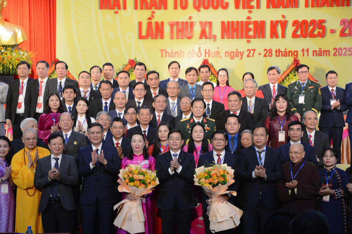  Đoàn Chủ tịch ra mắt Đại hội. Ảnh: P.K.