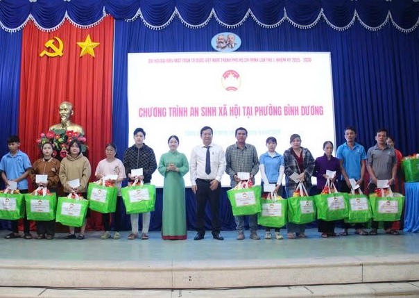 Trao tặng kinh phí sửa chữa và xây mới nhà Đại đoàn kết cho các hộ gia đình khó khăn. Ảnh: TT.