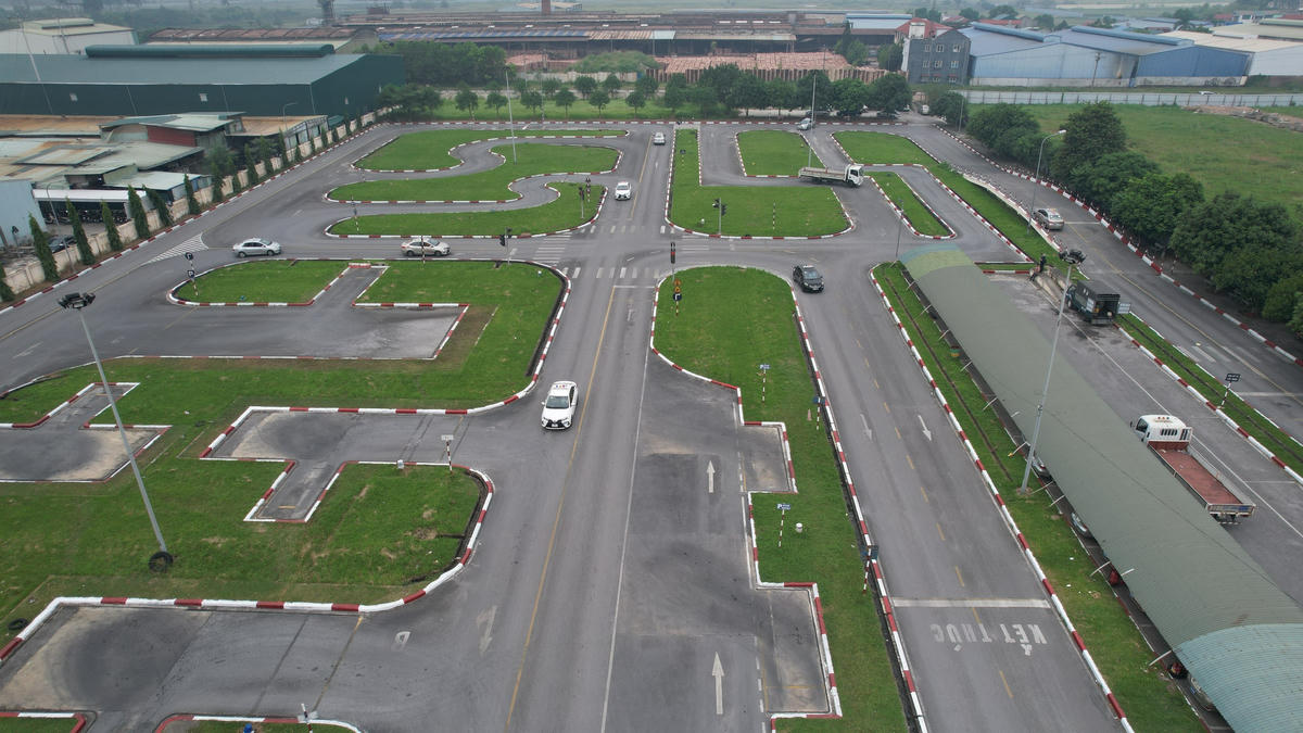 Đối với giấy phép lái xe Cục CSGT đề xuất sẽ được cấp dưới dạng điện tử,&nbsp;người dân có nhu cầu in giấy phép lái xe bằng vật liệu PET thì đăng ký và nộp lệ phí theo quy định.