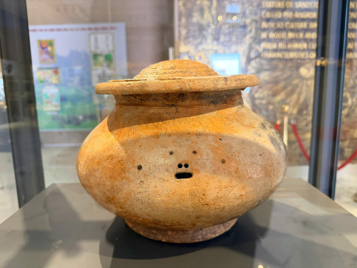 Hiện vật Mộ vò Gò Cây Trâm. (ảnh: HC)