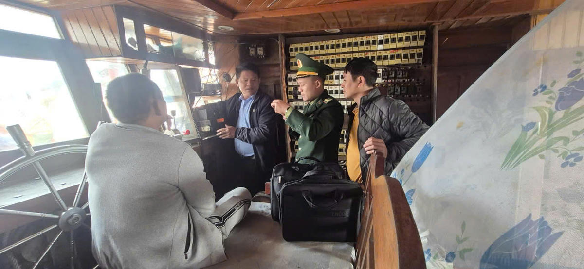 Các lực lượng phối hợp kiểm tra thiết bị giám sát hành trình tại tàu cá vi phạm. Ảnh: HN