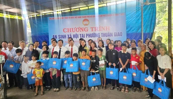 Đoàn tặng quà cho các em tại lớp học tình thương ở phường Thuận Giao. Ảnh: TT.