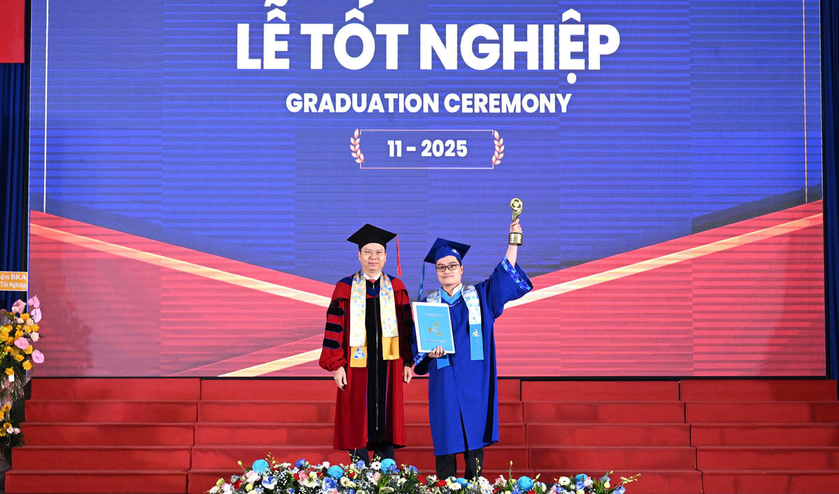 GS.TS Mai Thanh Phong, Hiệu trưởng Trường ĐH Bách khoa TP Hồ Chí Minh trao cúp toàn năng cho sinh viên tốt nghiệp có thành tích xuất sắc. Ảnh: Đ.X.