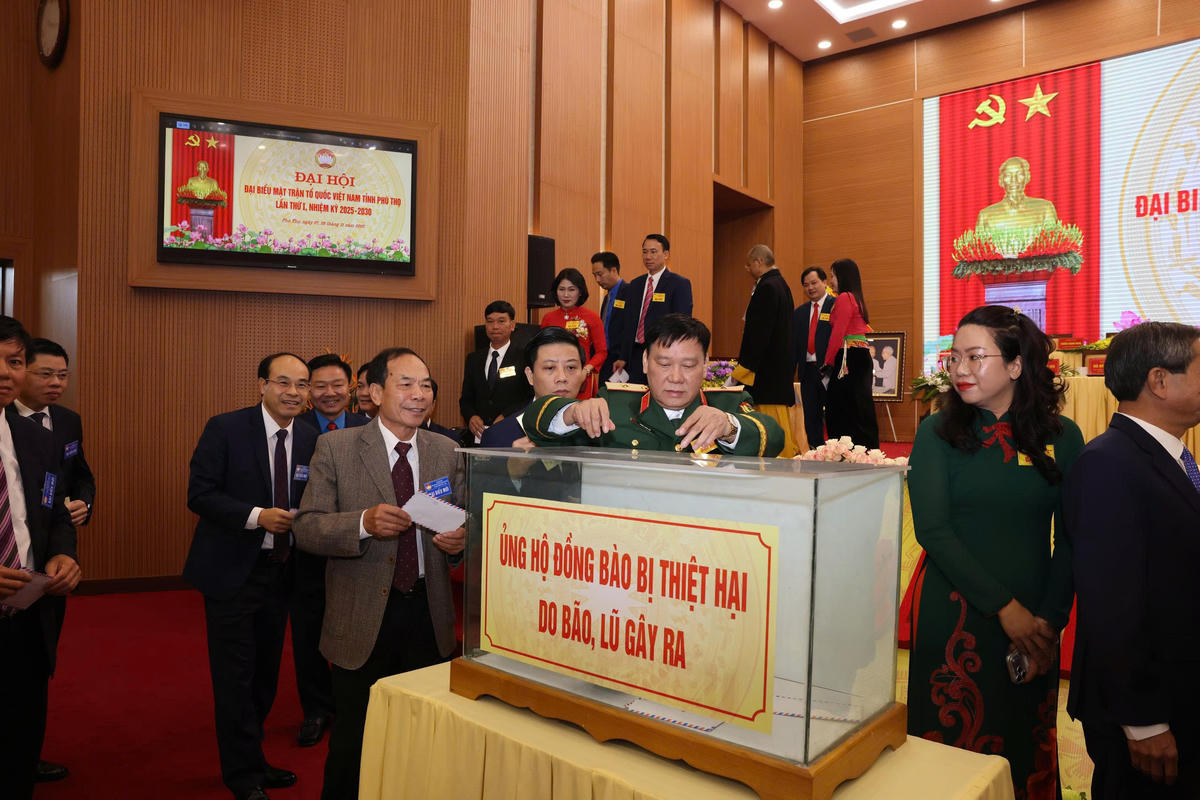 Các đại biểu tham dự Đại hội quyên góp ủng hộ đồng bào miền Trung và Tây Nguyên.