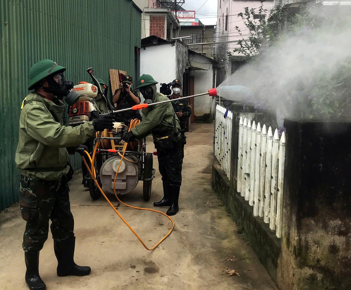 Lực lượng y tế Quân khu 7 phối hợp với ngành Y tế Lâm Đồng đã phun hóa chất khử khuẩn xử lý môi trường các vùng đã bị ngập lụt tại khu vực Đơn Dương ngay sau khi nước rút. (ảnh A.N)