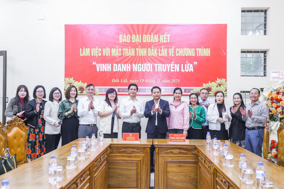 Tổng Biên tập Báo Đại đoàn kết Trương Thành Trung làm việc với UBMTTQ Việt Nam tỉnh Đắk Lắk về Giải thưởng Vinh danh Người truyền lửa. 
