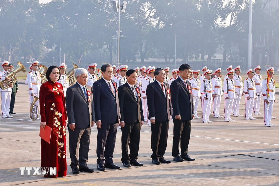 Chủ tịch Quốc hội Trần Thanh Mẫn và các Phó Chủ tịch Quốc hội báo công và vào lăng viếng Chủ tịch Hồ Chí Minh. (Ảnh: Doãn Tấn/TTXVN)