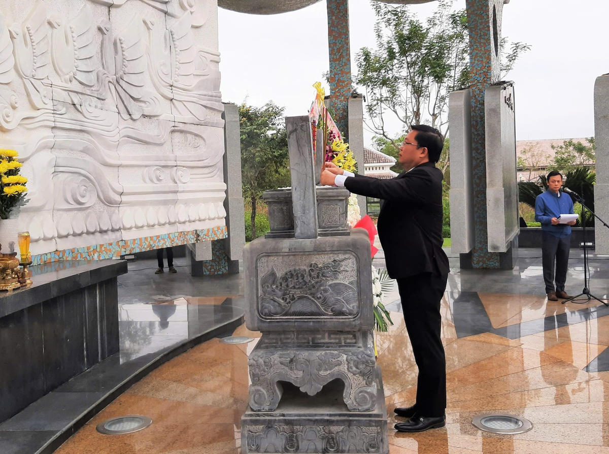 Ông Lê Trí Thanh, Chủ tịch Ủy ban MTTQ Việt Nam TP Đà Nẵng viếng hương tại Nghĩa trang liệt sĩ phía Nam, phường Quảng Phú. Ảnh: C. Đại.