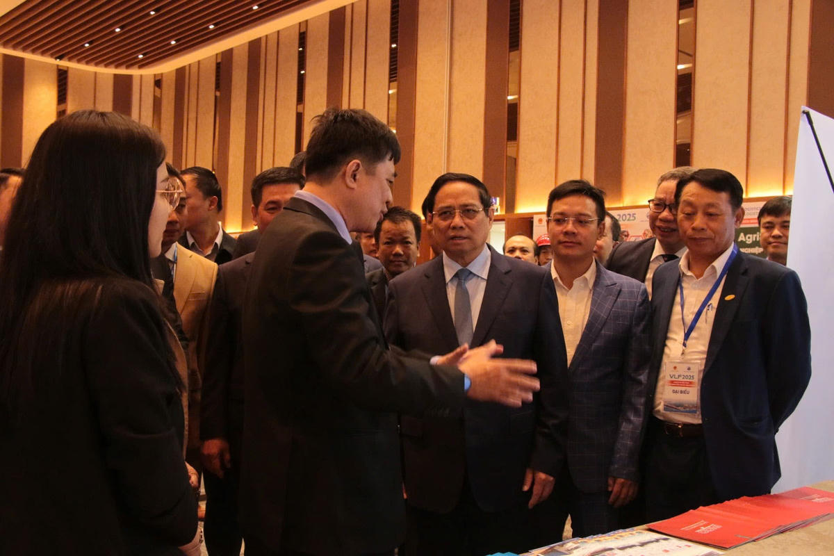 Thủ tướng Phạm Minh Chính (ở giữa) trò chuyện với các đại biểu tại Diễn đàn Logistics 2025 ở Đà Nẵng. Ảnh: C.Đại.